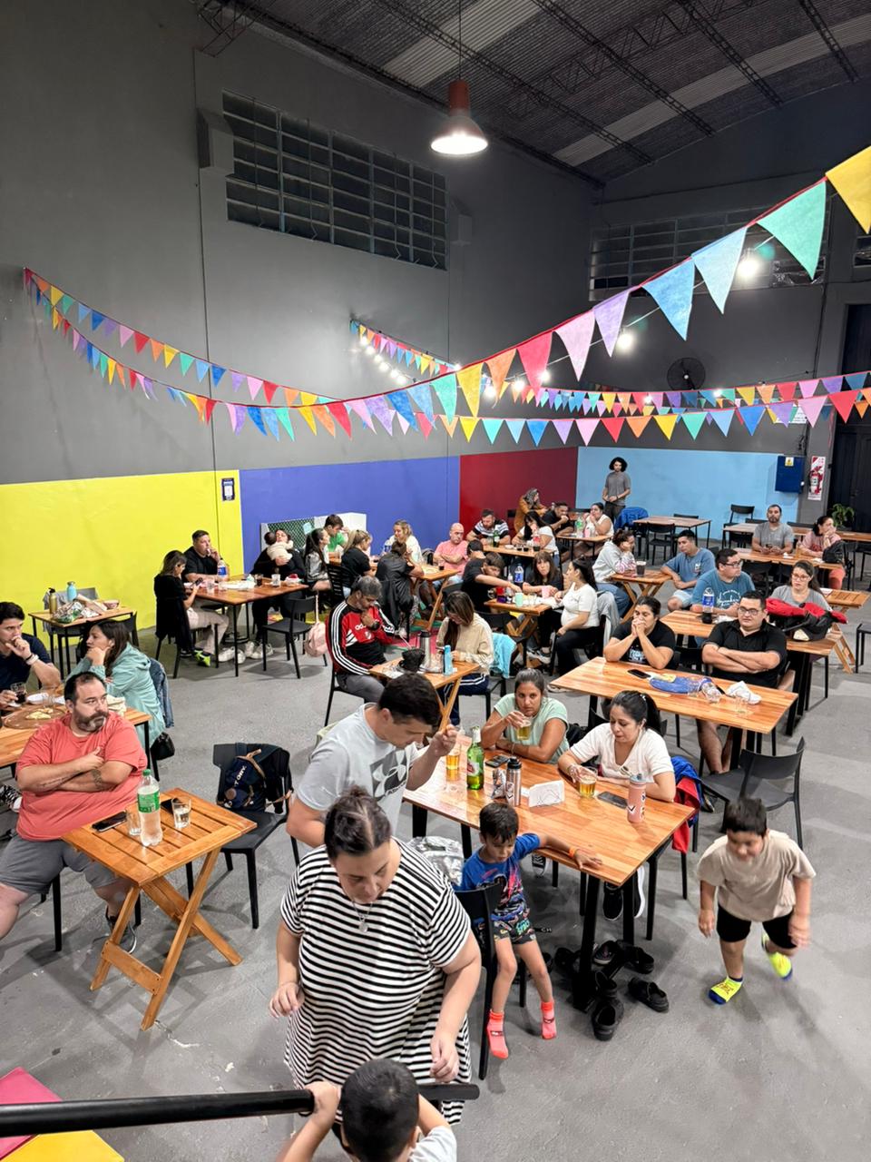 Chicos y familias saltando en camas elásticas en San Nicolás